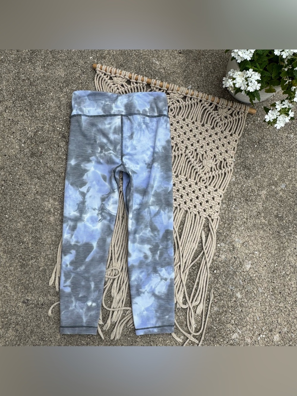 Athleta Girl Printed Athletic Capri Leggings Size Large 12 - Picture 5 of 6
